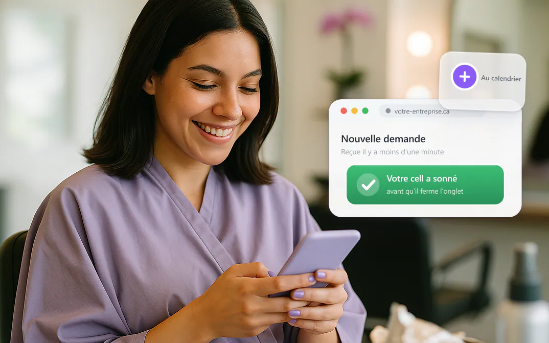 Cliente de salon qui réserve son prochain rendez-vous sur son téléphone