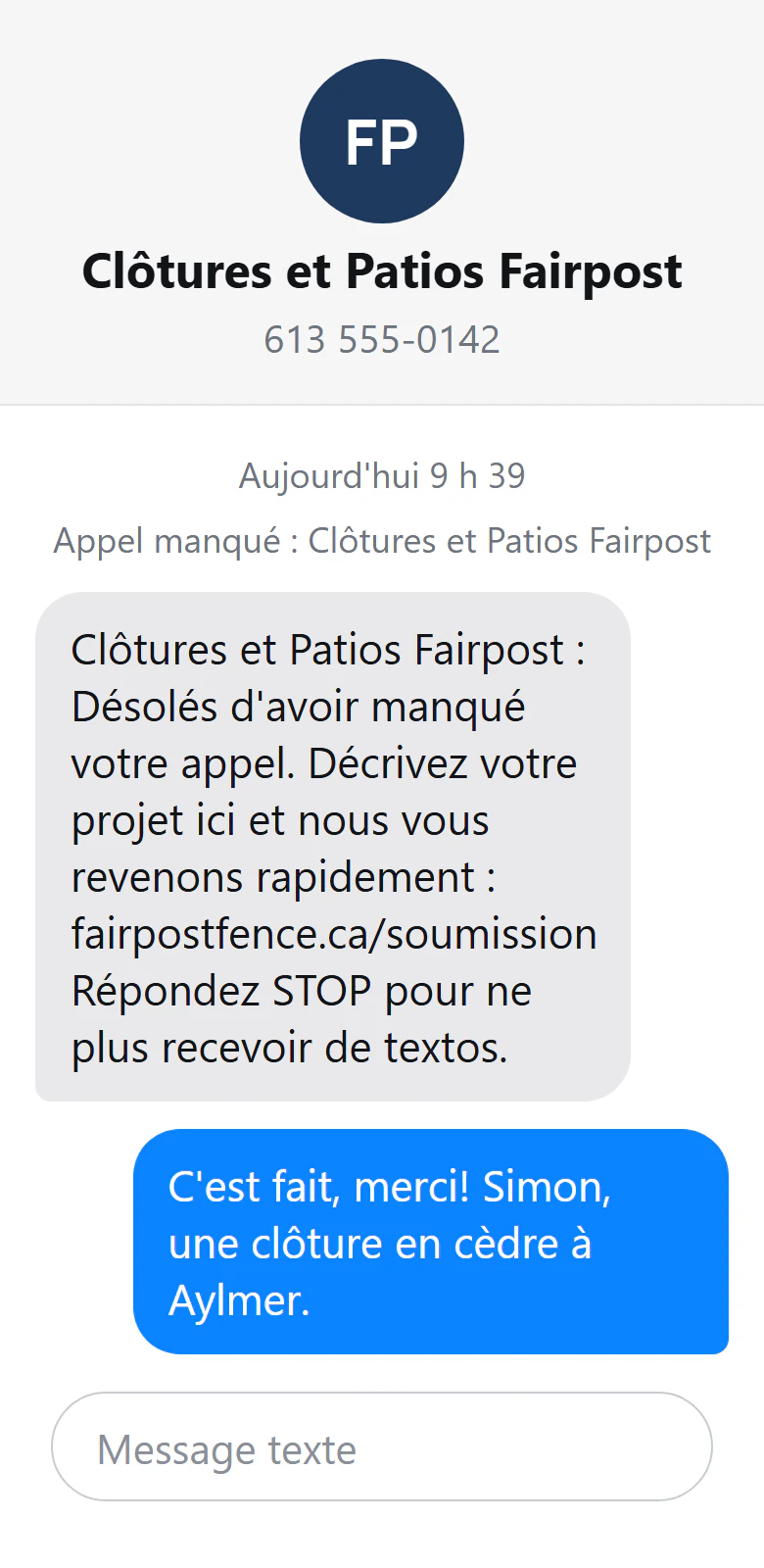 Le téléphone de la personne qui a appelé : le texto de l'entreprise reçu après l'appel manqué, avec le lien vers le formulaire, et sa réponse